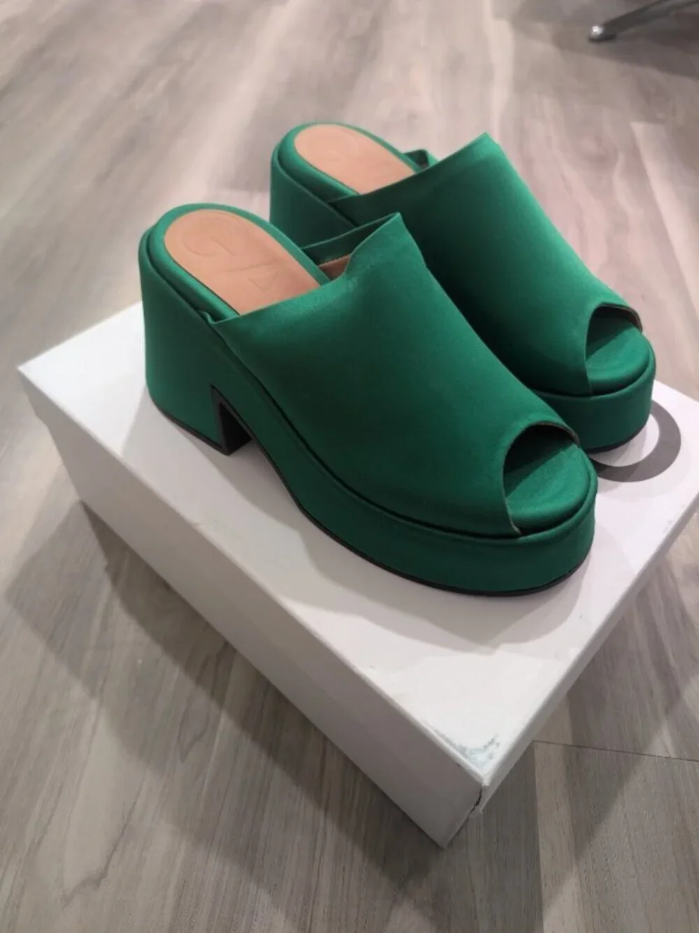 GANNI | Retro Satin Platform Wedge Mule In Kelly Green EU37